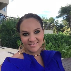 Meet your Posher, Adela